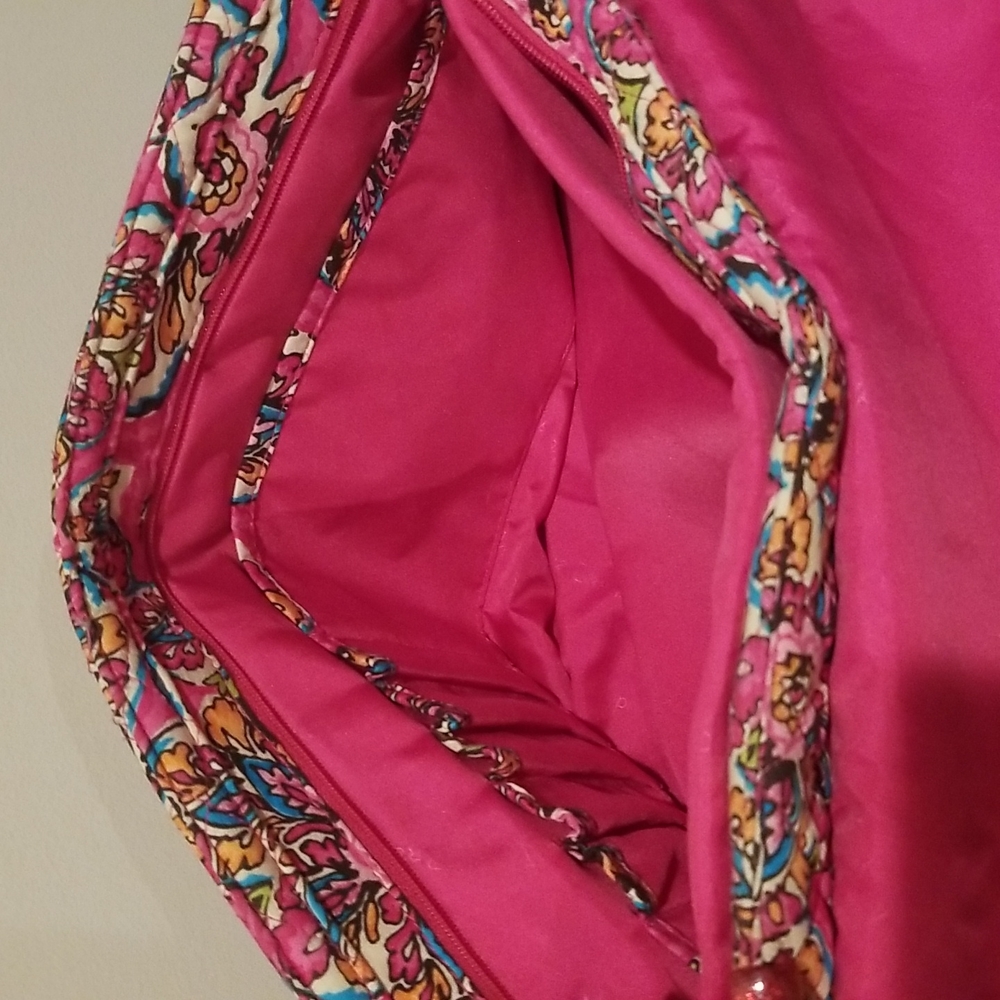 ✨HOST PICK✨ VERA BRADLEY” PINK FLORAL MESSENGER BAG WITH ADJUSTABLE STRAP. - Picture 7 of 10